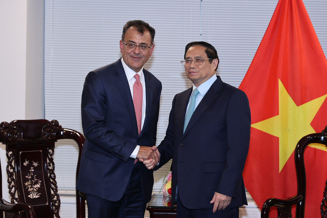 Thủ tướng Phạm Minh Chính bắt tay phó chủ tịch phụ trách quan hệ chính phủ toàn cầu và chính sách công của Google, ông Karan Bhatia - Ảnh: NHẬT BẮC