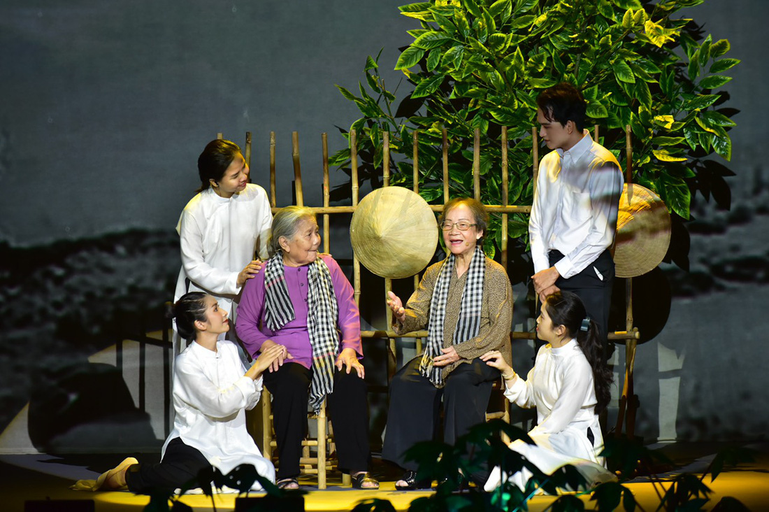 Bà Hoàng Khanh (vợ nhạc sĩ Quang Hải), đồng đội của cố nhạc sĩ Hoàng Việt (bên phải), cùng nghệ sĩ Lê Thiện chia sẻ những kỷ niệm về nhạc sĩ Hoàng Việt - Ảnh: T.T.D.