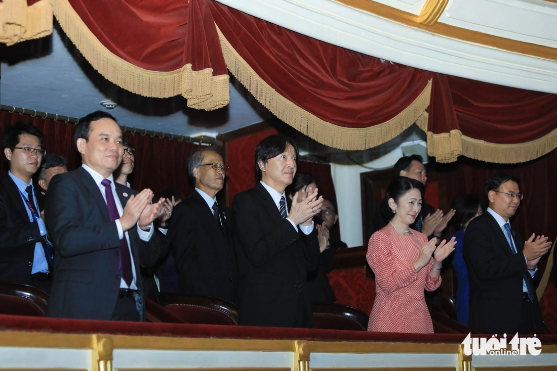 Vợ chồng Hoàng thái tử Akishino và Phó thủ tướng Trần Lưu Quang (bìa trái) dành tràng pháo tay không dứt cho các nghệ sĩ sau đêm diễn thành công - Ảnh: DANH KHANG