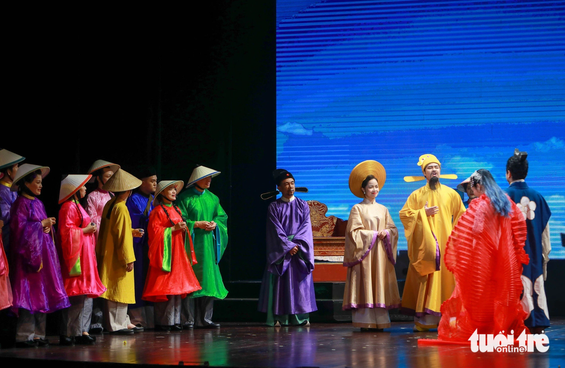 Trang phục được đầu tư đẹp mắt trong vở diễn, tuy có thể không thật đúng với trang phục của người Việt lúc bấy giờ - Ảnh: DANH KHANG