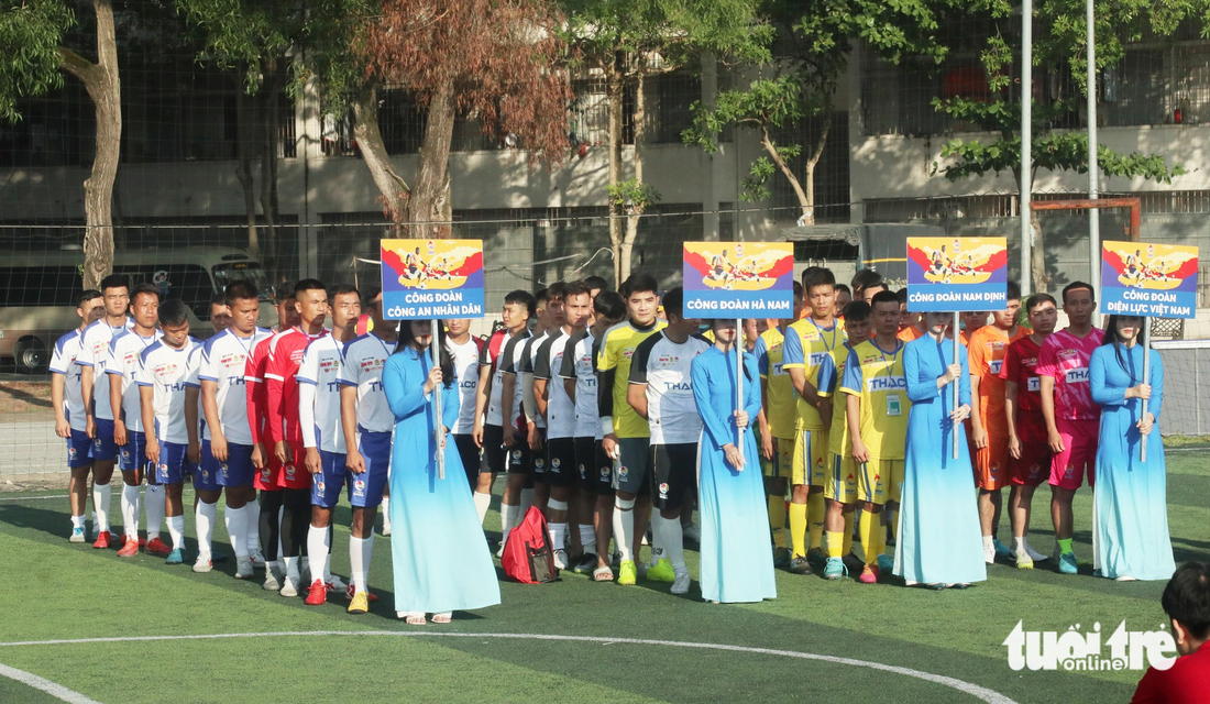 Các đội bóng về dự Giải bóng đá công nhân toàn quốc khu vực 3 tại Nghệ An sáng 23-9 - Ảnh: DOÃN HÒA