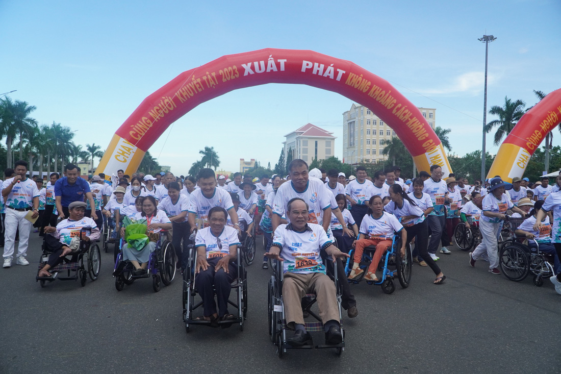 Hàng trăm người tham gia chạy cùng người khuyết tật - Ảnh: LÊ TRUNG