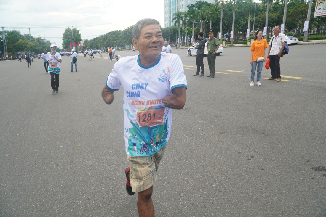 Ông Lãng bị khuyết tật hai tay tham gia chạy bộ - Ảnh: LÊ TRUNG