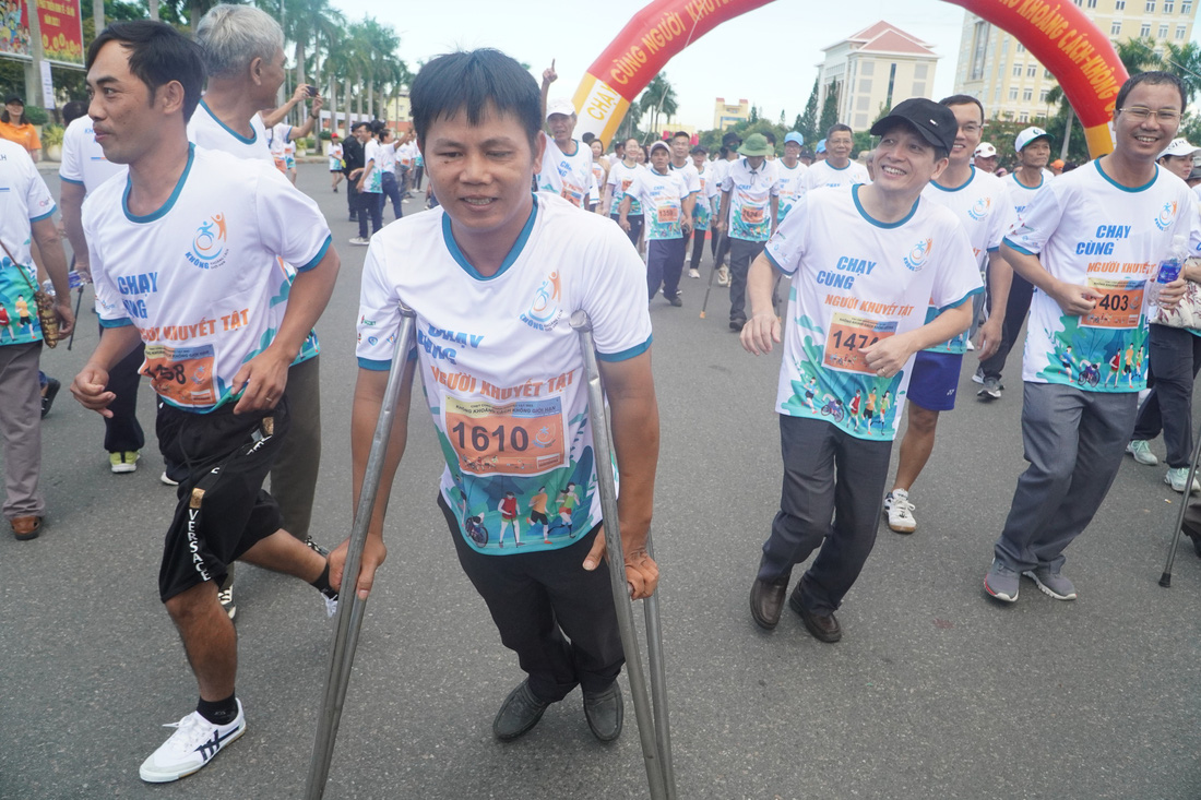 Người khuyết tật tham gia chạy bộ - Ảnh: LÊ TRUNG