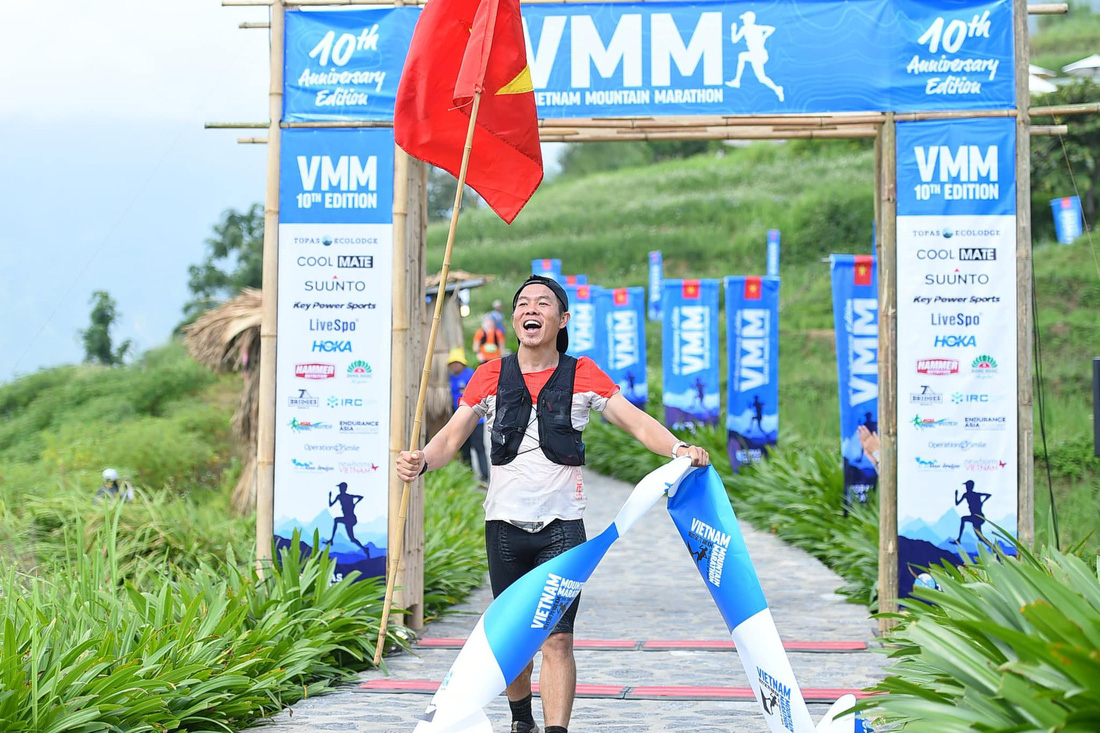 VĐV Nguyễn Tiến Hùng đã xuất sắc cán đích đầu tiên và là nhà vô địch nam cự ly 100km VMM 2023 - Ảnh: VMM