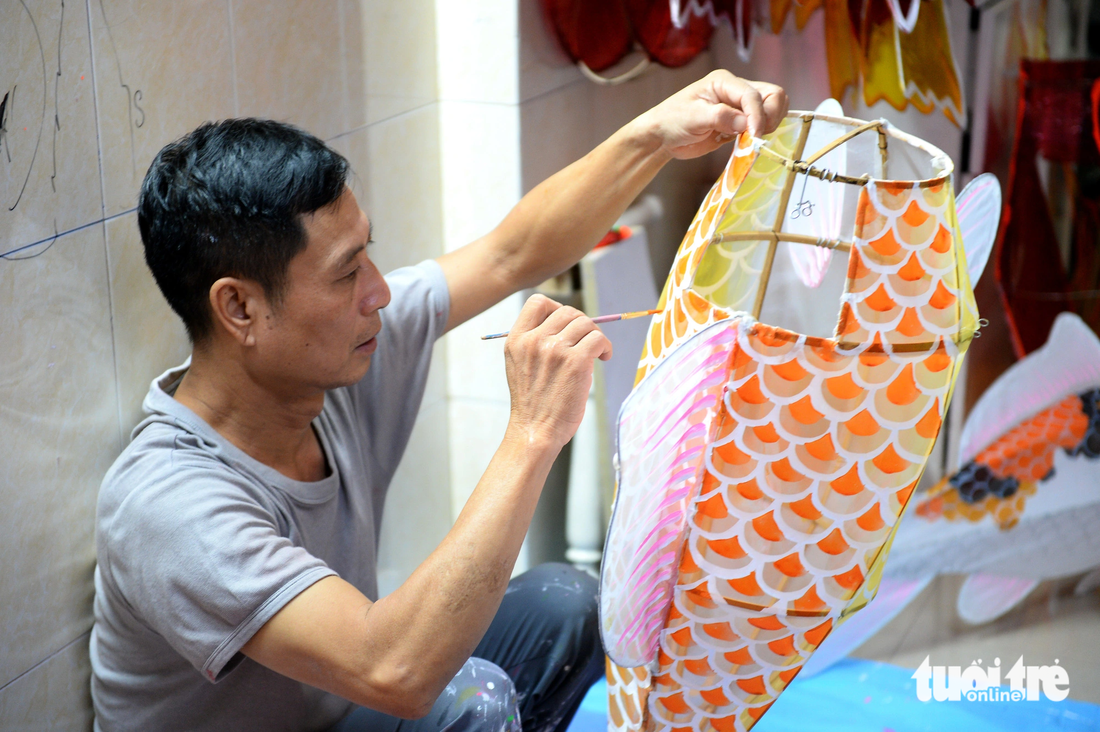 Nghệ nhân Nguyễn Trọng Bình với sản phẩm dự triển lãm Hội đèn lồng Huế 2023