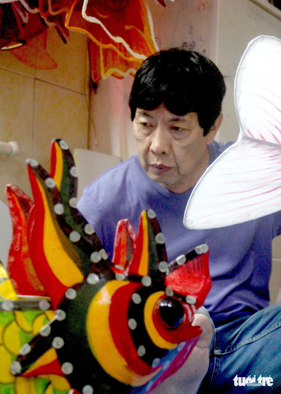 Nhà nghiên cứu văn hóa - nghệ nhân Trịnh Bách phục dựng đèn trung thu truyền thống làng nghề lồng đèn Báo Đáp (Nam Định)