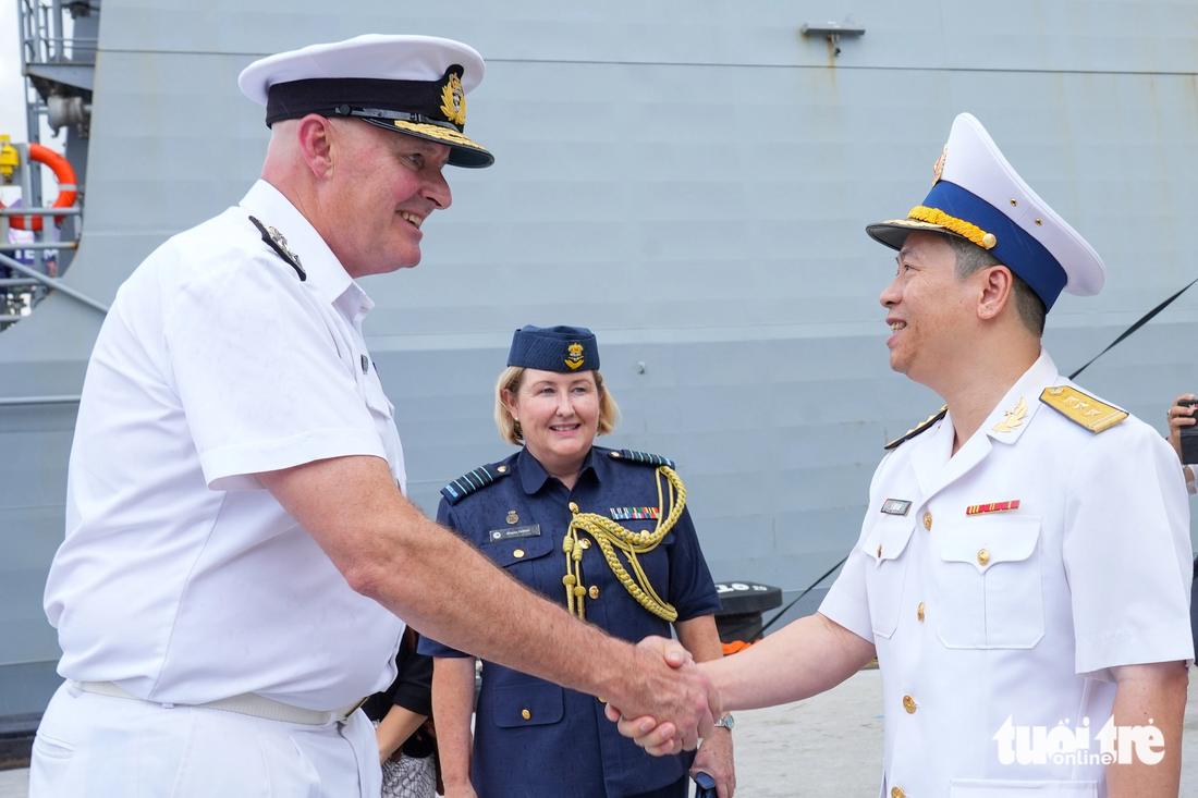 Tư lệnh Liên quân New Zealand, Chuẩn đô đốc James Gilmour cho biết thủy thủ đoàn hai tàu rất háo hức được tìm hiểu về văn hóa và con người Việt Nam 