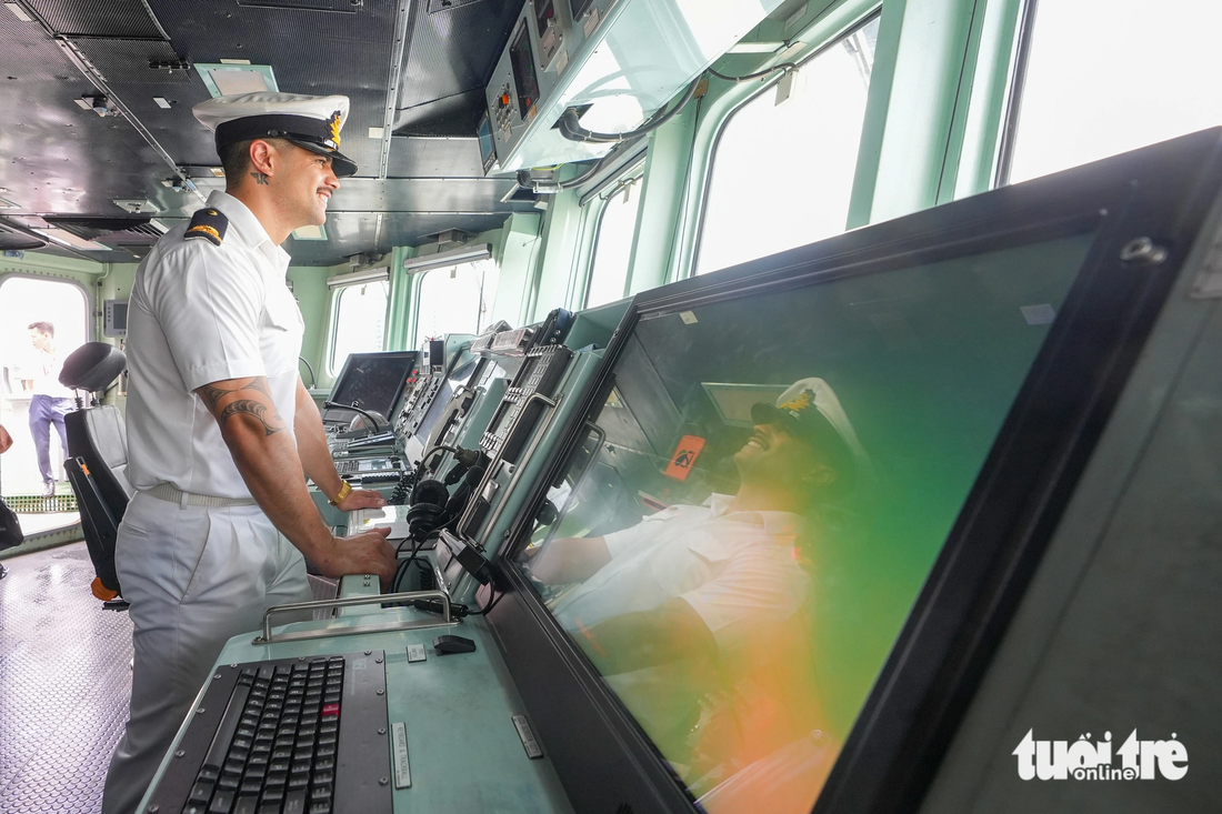 Một sĩ quan tại phòng điều khiển trên tàu HMNZS Te Mana 