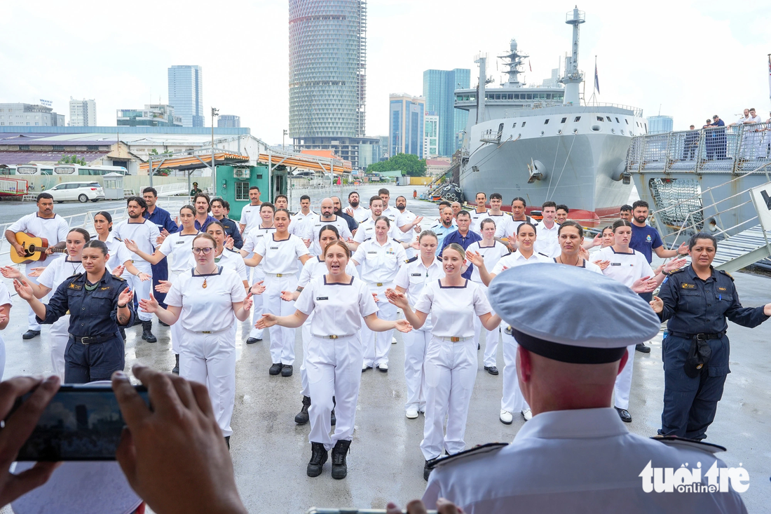 Thủy thủ đoàn New Zealand biểu diễn điệu múa truyền thống chào mừng đoàn khách lên tàu 