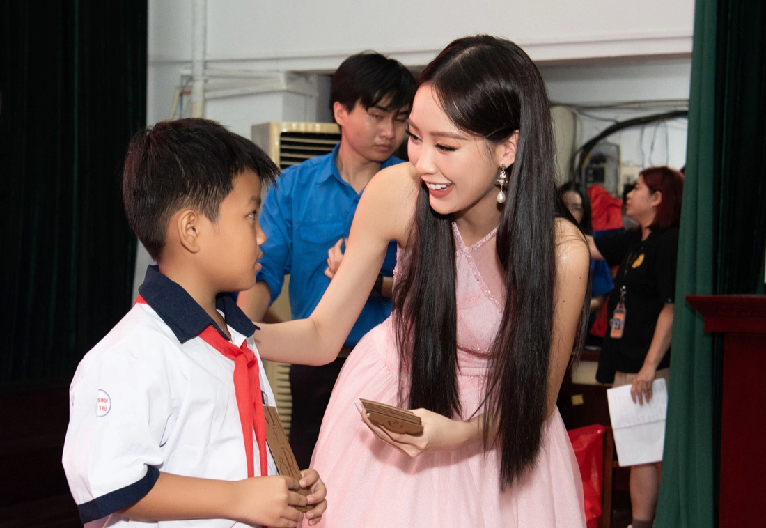 Hoa hậu Bảo Ngọc tặng quà cho các em nhỏ khó khăn nhân mùa trung thu năm nay - Ảnh: BTC