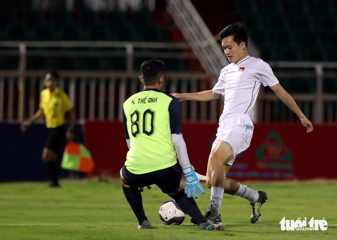 Quả bóng vàng Việt Nam 2021 - tiền vệ Hoàng Đức vượt qua thủ môn Thế Anh - Ảnh: N.K