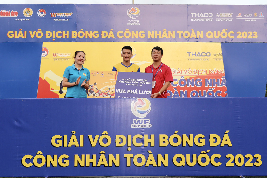 Cầu thủ Nguyễn Đình Linh - số 10, Công đoàn Nghệ An - ghi 11 bàn thắng, trở thành Vua phá lưới vòng loại khu vực 3 - Ảnh: HOÀNG TÙNG