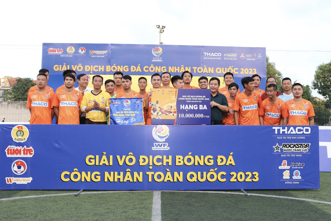 Đội bóng Công đoàn Điện lực Việt Nam giành hạng ba - Ảnh: HOÀNG TÙNG