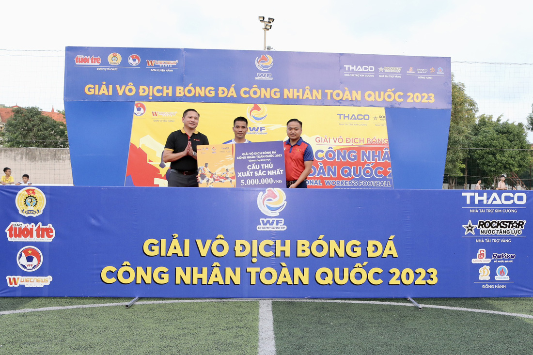 Cầu thủ Phan Văn Tùng - đội bóng Công an nhân dân - nhận giải Cầu thủ xuất sắc nhất - Ảnh: HOÀNG TÙNG