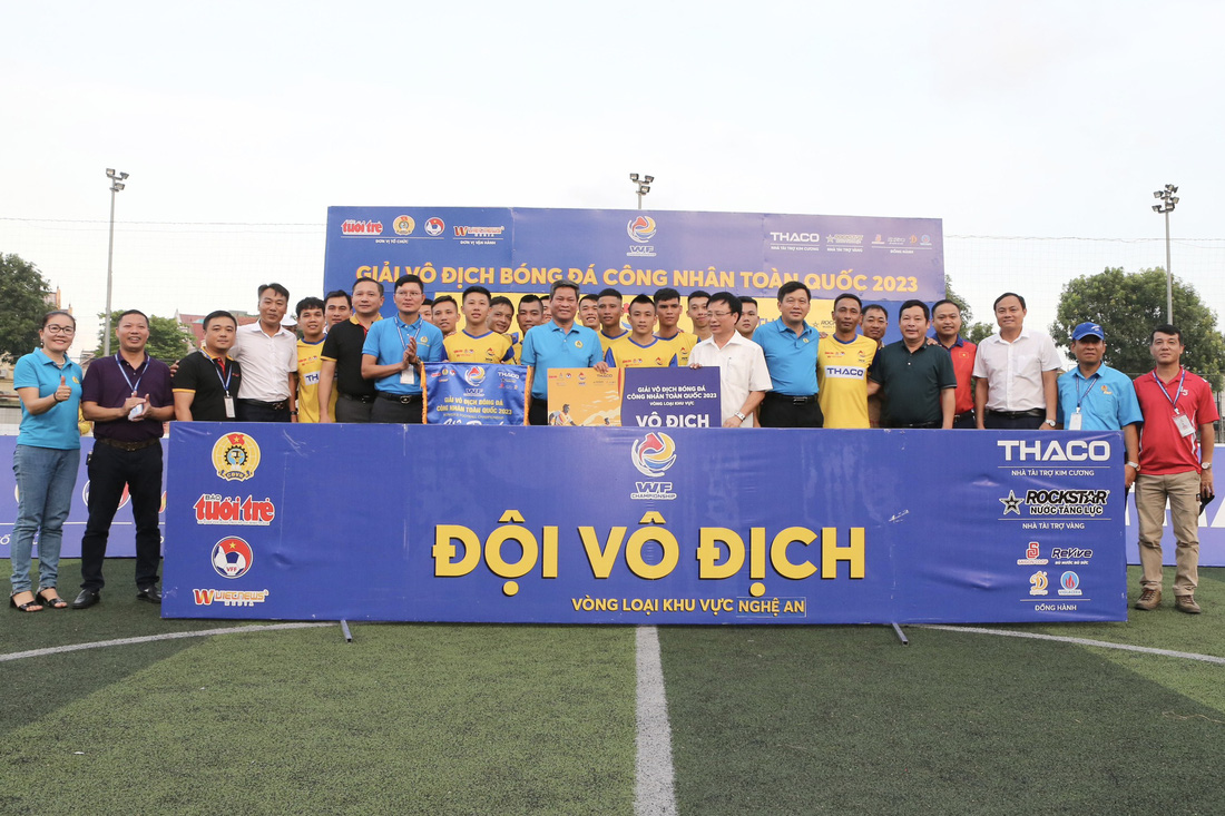 Đội bóng Công đoàn Nghệ An đoạt chức vô địch - Ảnh: HOÀNG TÙNG