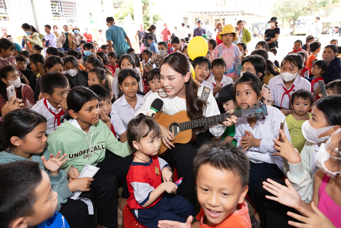 Hoa hậu Mai Phương đàn hát cùng các em nhỏ - Ảnh: BTC
