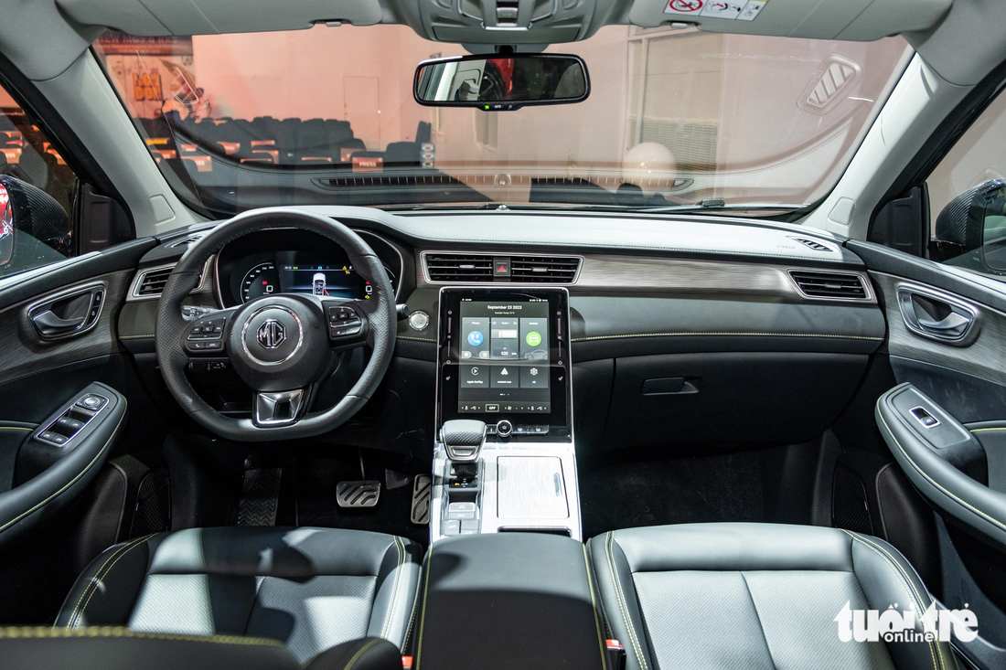Bên trong, MG RX5 được bố trí không gian nội thất hiện đại với màn hình cảm ứng trung tâm 14,1 inch nằm dọc, kết nối Apple CarPlay/Android Auto. Màn hình sau vô lăng kích thước 12,3 inch. Một số trang bị nổi bật khác bao gồm điều hòa 2 vùng tự động, khởi động nút bấm, phanh tay điện tử, sạc không dây và cửa sổ trời toàn cảnh