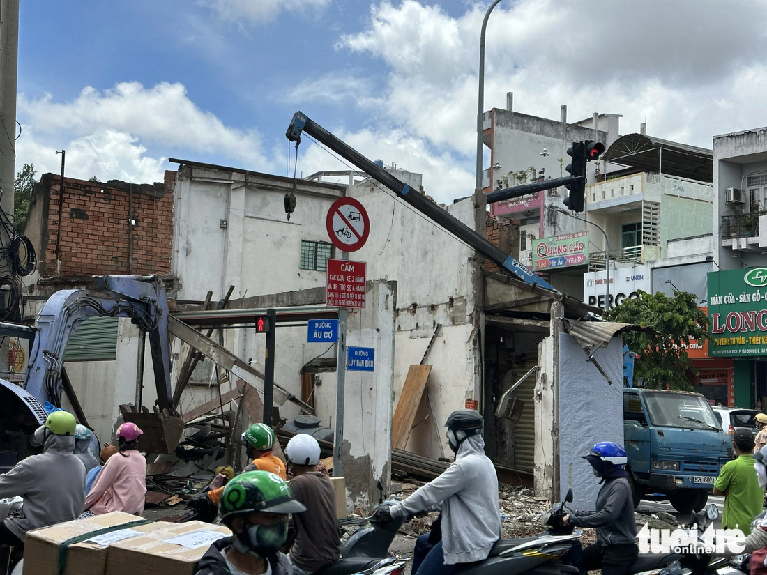 Chủ căn nhà án ngữ giữa giao lộ Âu Cơ và Lũy Bán Bích - Ba Vân (quận Tân Phú) đã đồng ý giao cho quận căn nhà để tháo dỡ