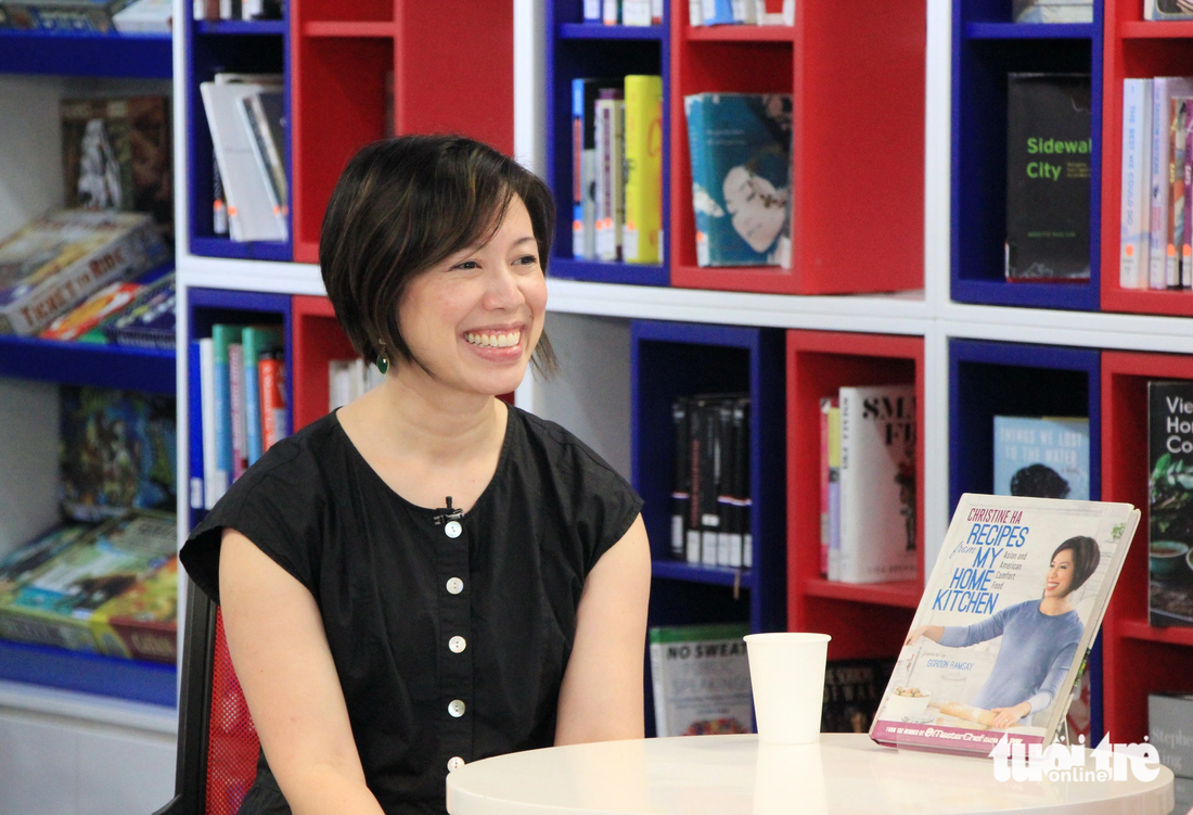 Christine Hà và quyển sách dạy nấu ăn nổi tiếng của cô - Ảnh: NGỌC ĐÔNG