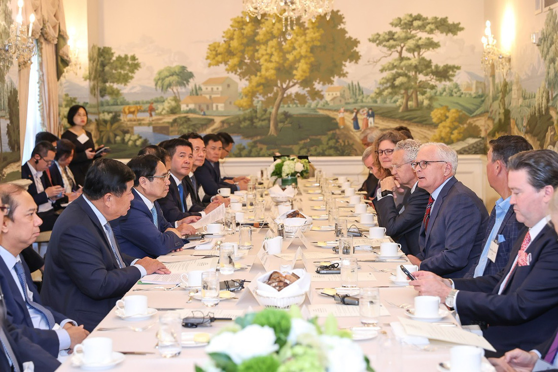 Thủ tướng Phạm Minh Chính cùng các bộ trưởng ăn trưa và làm việc với doanh nghiệp Mỹ trong ngành bán dẫn - Ảnh: DƯƠNG GIANG