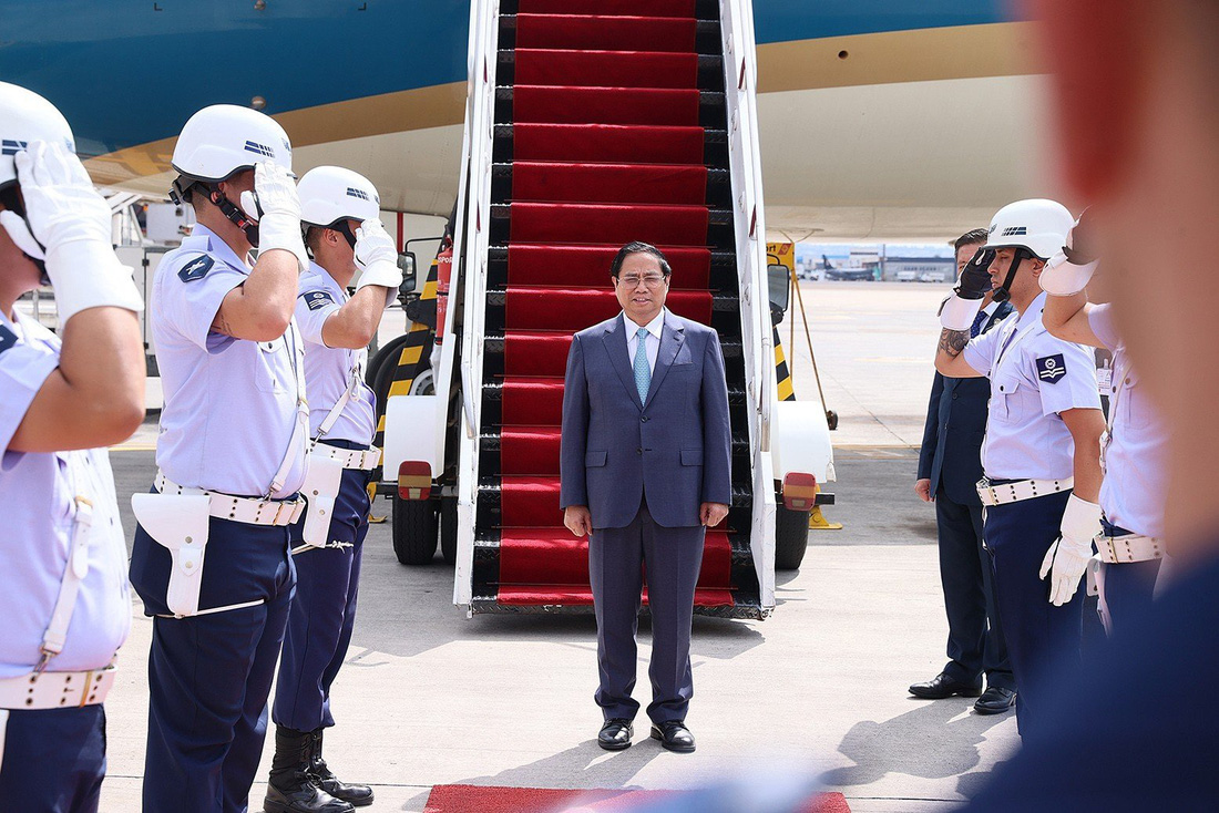 Hai hàng tiêu binh chào đón Thủ tướng Phạm Minh Chính tại thủ đô Brasilia của Brazil - Ảnh: NHẬT BẮC