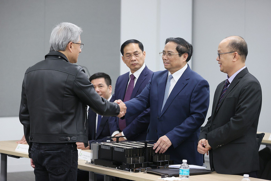 Người đứng đầu Chính phủ Việt Nam bắt tay với lãnh đạo Tập đoàn NVIDIA - nhà cung cấp máy chủ số 1 cho Việt Nam hiện nay - khi thăm tập đoàn - Ảnh: DƯƠNG GIANG