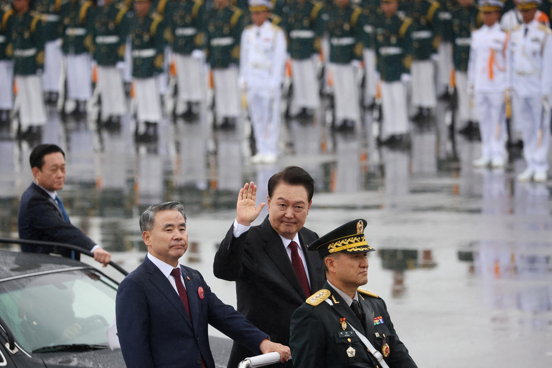 Tổng thống Hàn Quốc Yoon Suk Yeol duyệt binh tại căn cứ không quân Seoul ở Seongnam ngày 26-9 - Ảnh: REUTERS