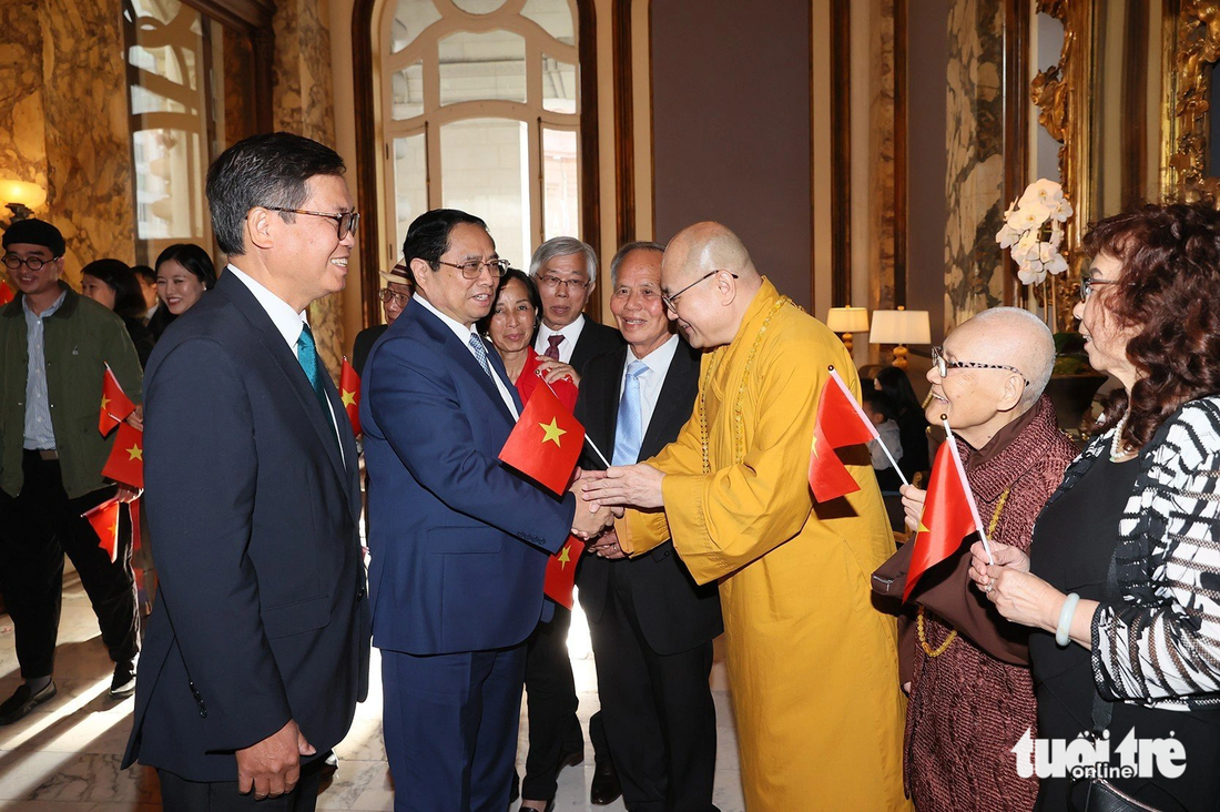 Đại diện kiều bào tại San Francisco đón chào Thủ tướng Phạm Minh Chính - Ảnh: DƯƠNG GIANG