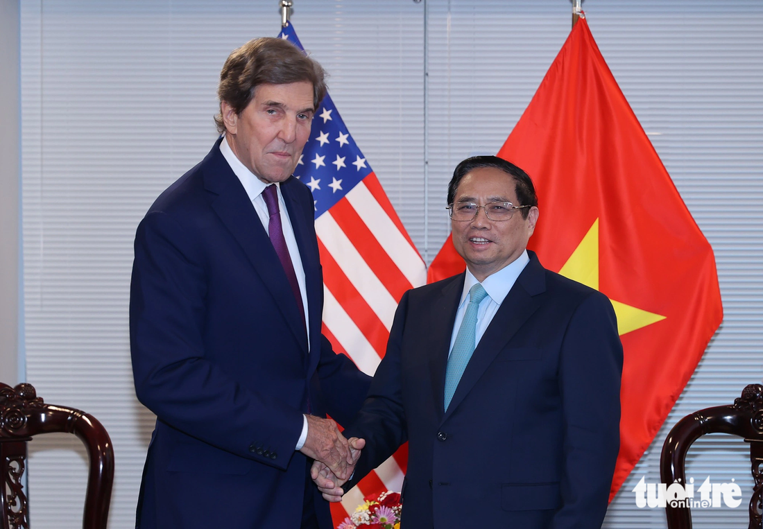 Thủ tướng Phạm Minh Chính tiếp Đặc phái viên của tổng thống Mỹ về khí hậu, ông John Kerry, người cũng đồng thời là một người bạn Mỹ của Việt Nam - Ảnh: DƯƠNG GIANG