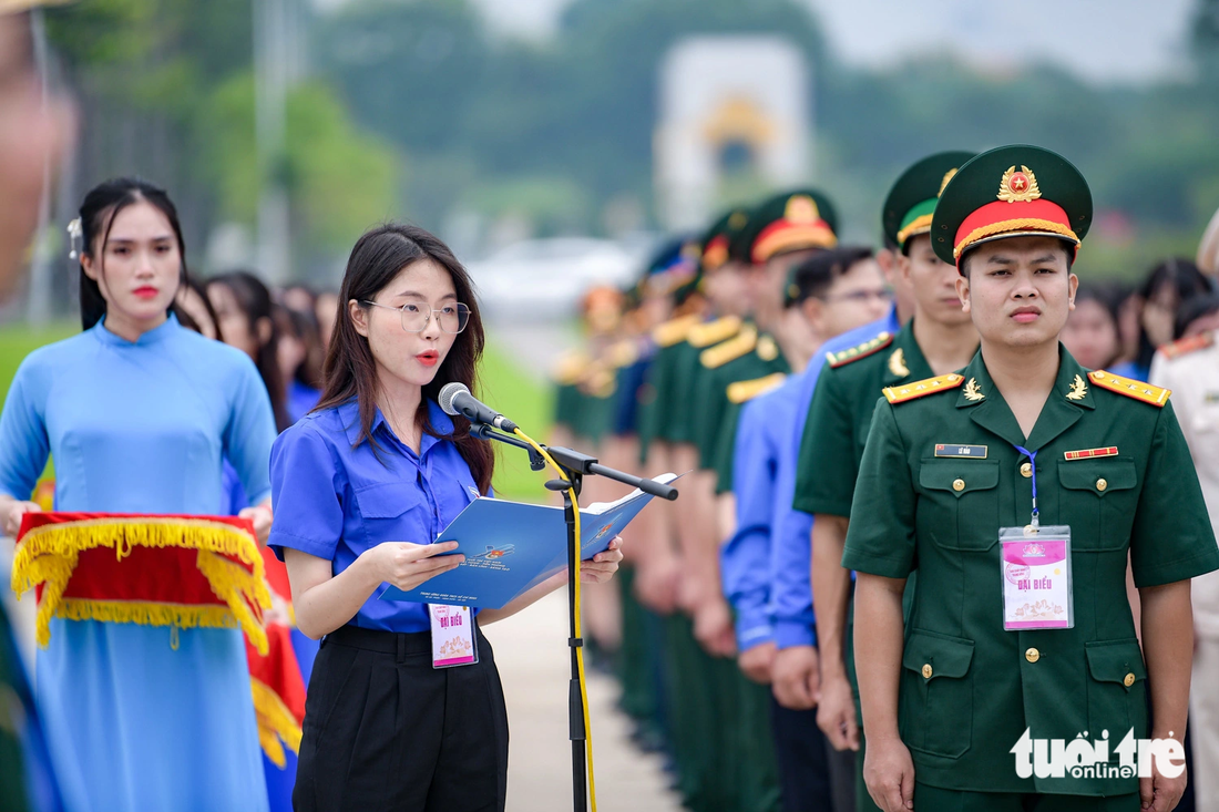 Nguyễn Thị Châu Anh - phó chủ tịch Hội Sinh viên TP.HCM, công dân trẻ TP.HCM - thay mặt 420 đại biểu báo công với Bác
