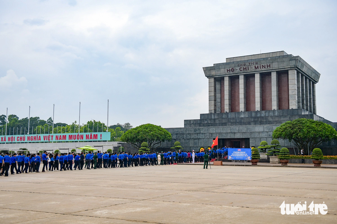 Các đại biểu vào lăng viếng Bác