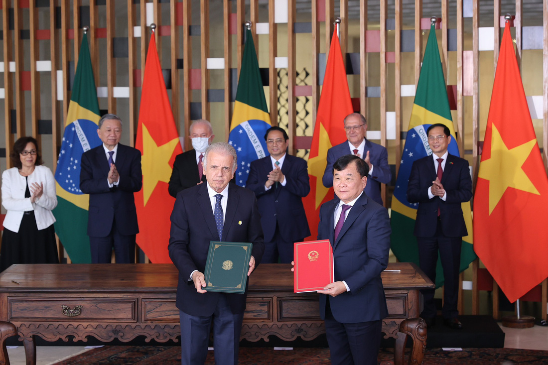 Thủ tướng Phạm Minh Chính và Tổng thống Brazil Lula da Silva chứng kiến lễ ký kết các văn kiện hợp tác giữa hai nước sau hội đàm ngày 25-9 - Ảnh: NHẬT BẮC