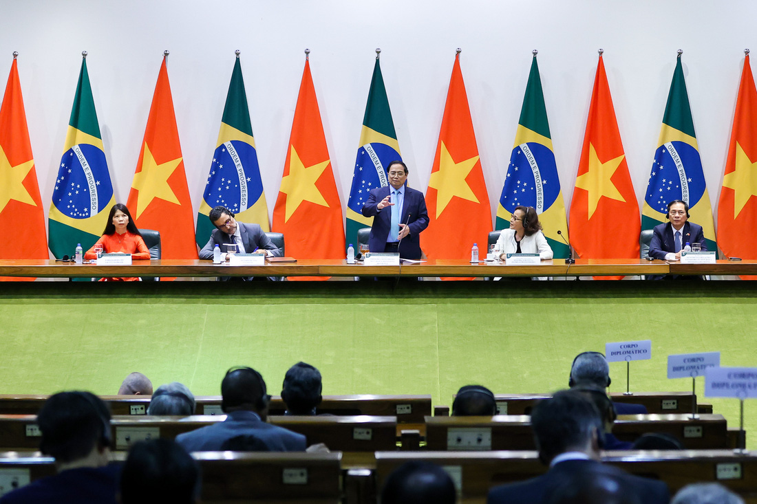 Thủ tướng Phạm Minh Chính phát biểu về chính sách trước Bộ Ngoại giao Brazil - Ảnh: NHẬT BẮC