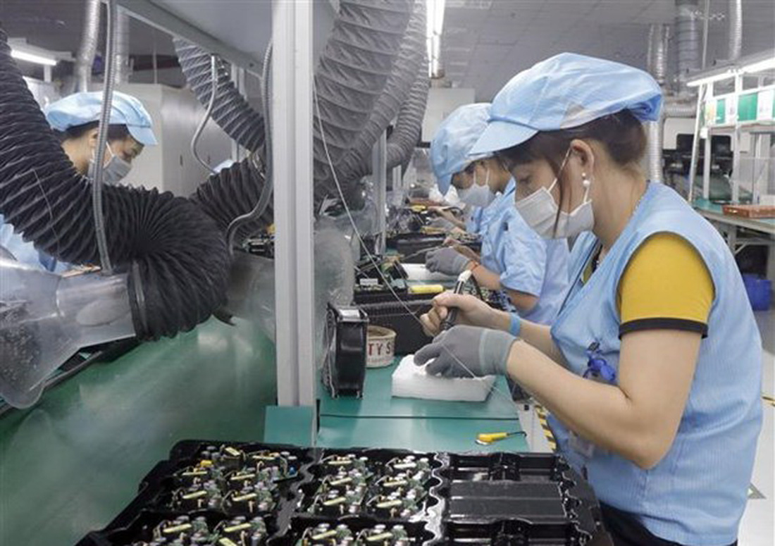 Công nhân Công ty TNHH Telstar Việt Nam, Khu công nghiệp Vân Trung, Bắc Giang (vốn đầu tư của Anh) trong dây chuyền sản xuất thiết bị điện tử - Ảnh: Đồng Thúy/TTXVN