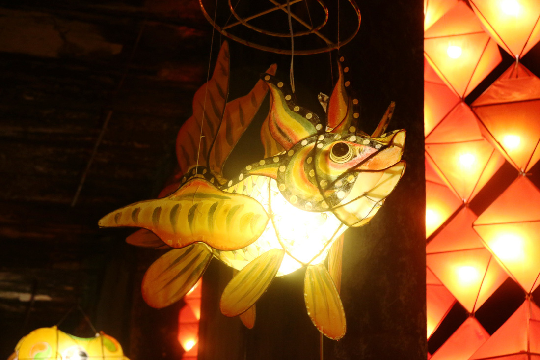 Đèn lồng truyền thống hình con cá chép do nhà nghiên cứu Trịnh Bách phục dựng - Ảnh: NHẬT LINH