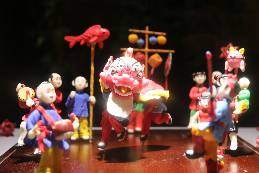 Những con bột được các nghệ nhân Việt Nam nặn ra mô tả cảnh múa lân, rước đèn Trung thu xưa - Ảnh: NHẬT LINH