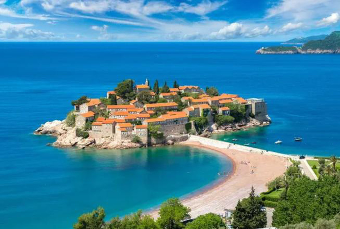 Đảo Sveti Stefan ở Montenegro, một trong những nơi mua bất động sản rẻ nhất hiện nay - Ảnh: FORBES