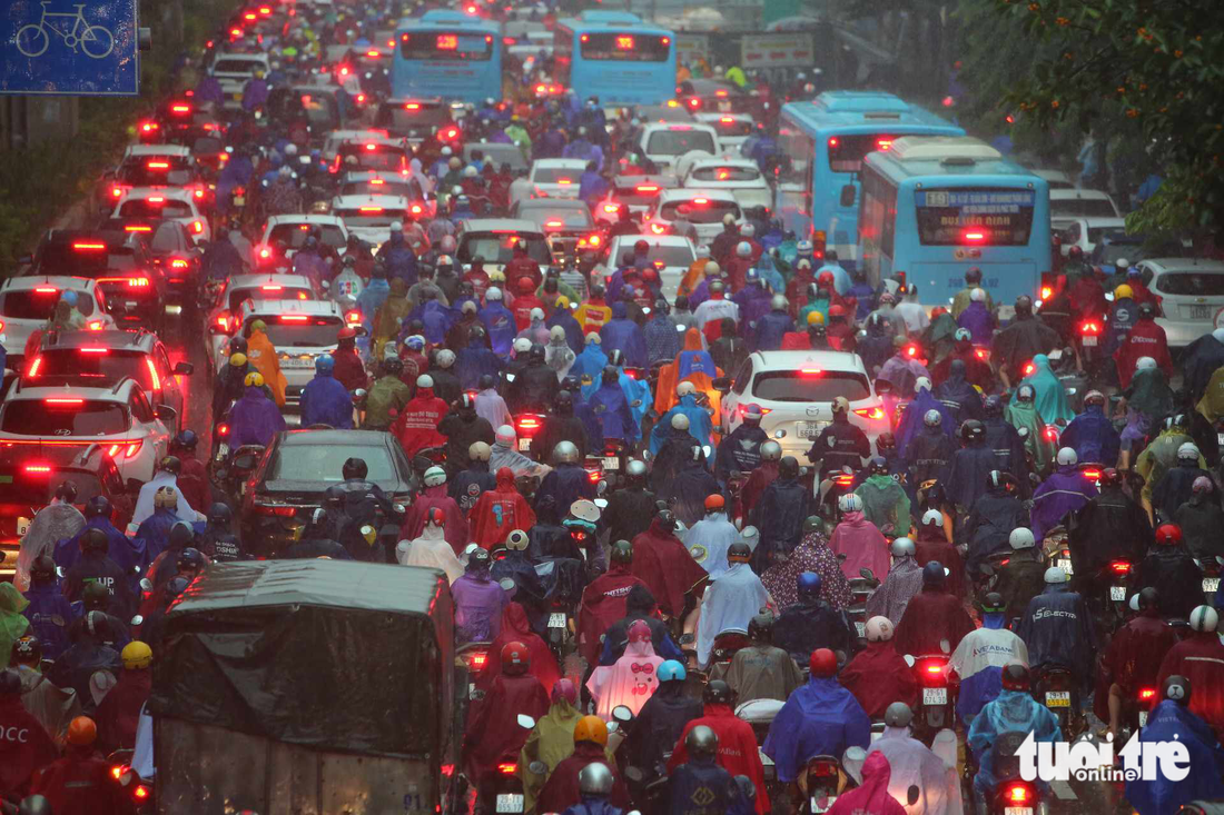 Đường Nguyễn Trãi ùn tắc nghiêm trọng trong sáng 28-9 vì mưa lớn đúng thời điểm đầu buổi sáng - Ảnh: Đ.T.