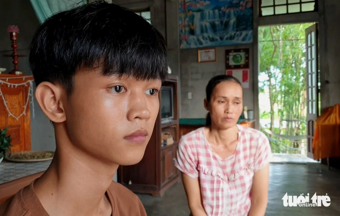 Mẹ và Kiệt trong ngôi nhà đơn sơ ở xã Triệu Sơn, huyện Triệu Phong, Quảng Trị - Ảnh: QUỐC NAM