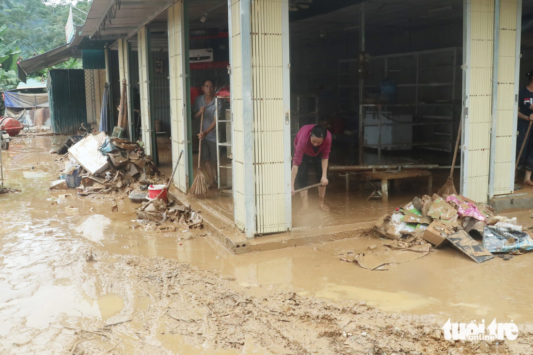 Bùn non dày đặc tràn vào nhà dân ở thị trấn Tân Lạc, huyện Quỳ Châu, Nghệ An - Ảnh: DOÃN HÒA