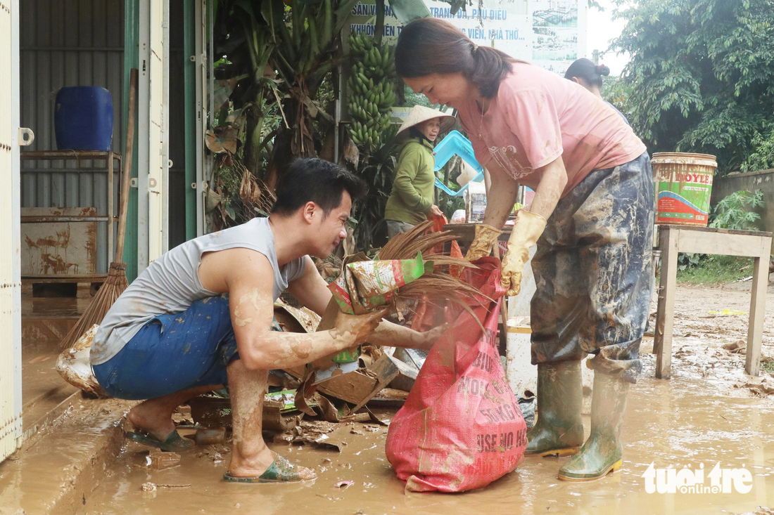 Nhiều người dân thị trấn Tân Lạc nói rằng thị trấn này nằm ở khu vực địa hình tương đối cao, nhiều năm qua họ chưa gặp một đợt mưa lớn kéo dài rồi nước từ thượng nguồn sông Hiếu đổ về nhanh, gây ngập lụt như hai ngày qua - Ảnh: DOÃN HÒA