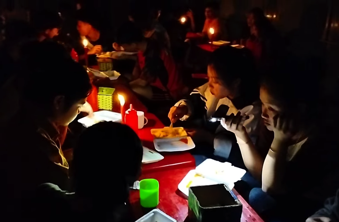 Bữa cơm dưới ánh nến của học sinh Trường THPT Quỳ Châu không có chỗ ở trọ tạm thời - Ảnh: N.THẮNG