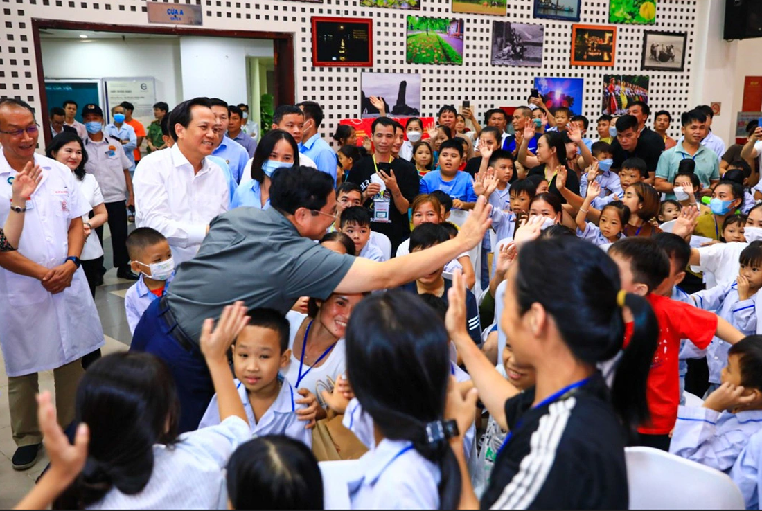 Thủ tướng Phạm Minh Chính là khách mời &quot;đặc biệt&quot; trong chương trình Vui Tết Trung thu của các bệnh nhi - Ảnh: HÀ QUÂN