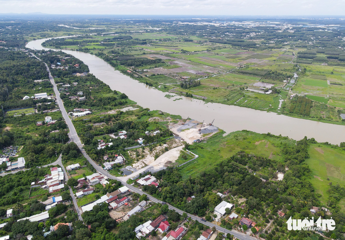 Điểm đầu của dự án vành đai 4 TP.HCM là khu vực đường Bàu Lách giao với tỉnh lộ 15. Sau khi đi trùng với đường Bàu Lách khoảng 750m thì tuyến đường này sẽ được nắn vào khu vực thưa dân. Khu vực này cũng là điểm kết nối giữa TP.HCM và tỉnh Bình Dương thông qua cầu vượt sông Sài Gòn
