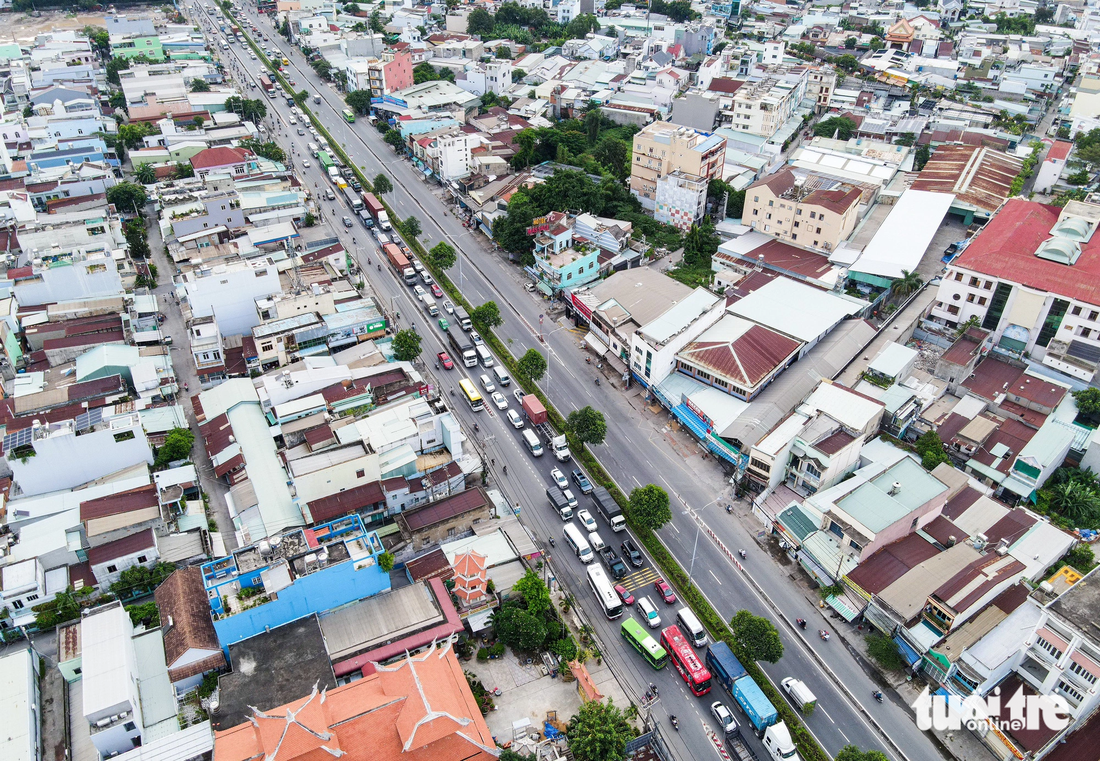 Vành đai 4 TP.HCM là dự án trọng điểm quốc gia đóng vai trò quan trọng trong việc phát triển cả Vùng kinh tế trọng điểm phía Nam. Tuyến vành đai 4 giao cắt với nhiều tuyến cao tốc, quốc lộ hướng tâm tạo sự liên kết, hình thành bức tranh hạ tầng giao thông hoàn chỉnh. Trong ảnh là quốc lộ 22