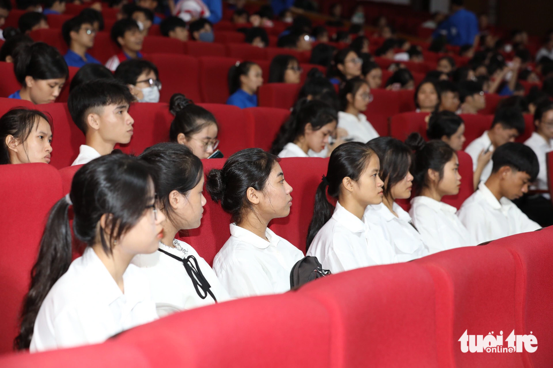 Lễ trao học bổng Tiếp sức đến trường cho 120 tân sinh viên Quảng Trị được diễn ra vào tối 29-9 - Ảnh: HOÀNG TÁO