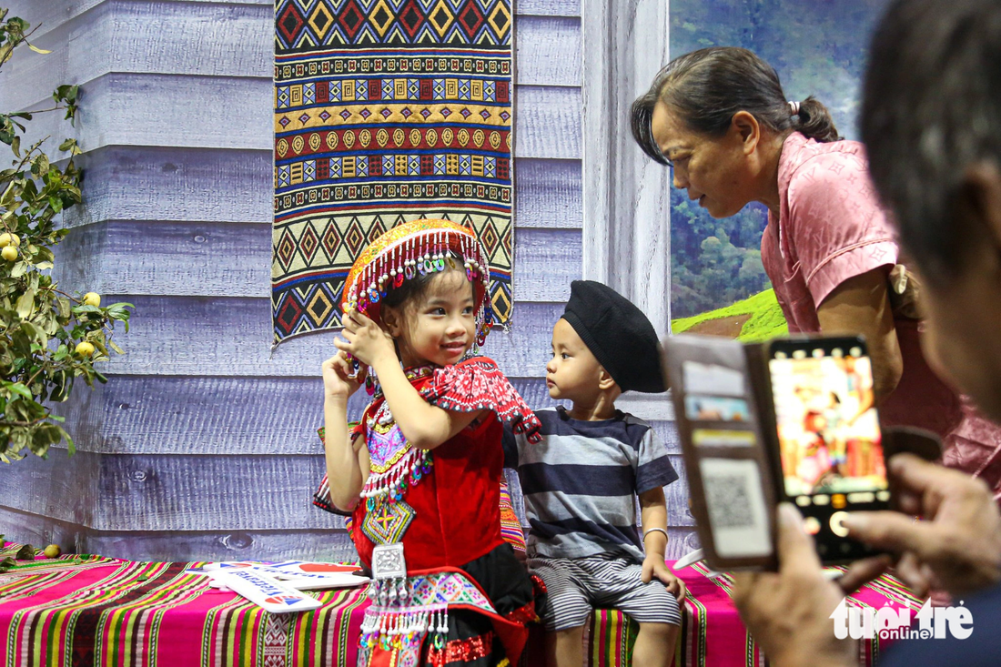 Nhiều em nhỏ có cơ hội trải nghiệm trang phục dân tộc ngay giữa lòng thủ đô trong Tết Trung thu - Ảnh: HÀ QUÂN