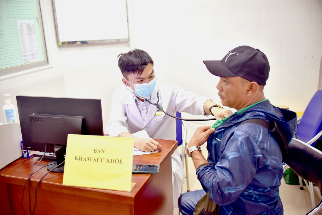 Bác sĩ Trần Xuân An khám sức khỏe cho người bổ túc hồ sơ cấp giấy phép lái xe tại Bệnh viện Lê Văn Thịnh, TP Thủ Đức, TP.HCM - Ảnh: T.T.D.