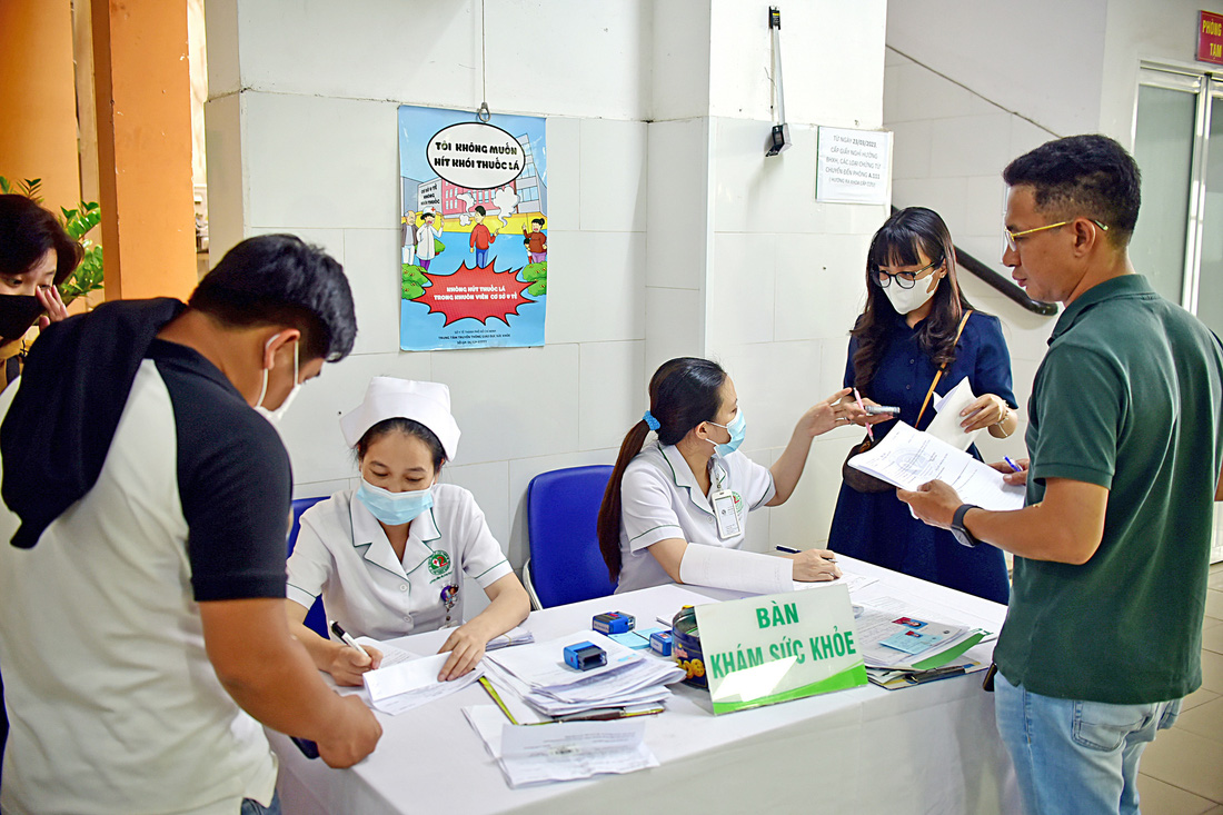 Đăng ký khám sức khỏe cho người bổ túc hồ sơ cấp giấy phép lái xe tại Bệnh viện Lê Văn Thịnh, TP Thủ Đức, TP.HCM - Ảnh: T.T.D.